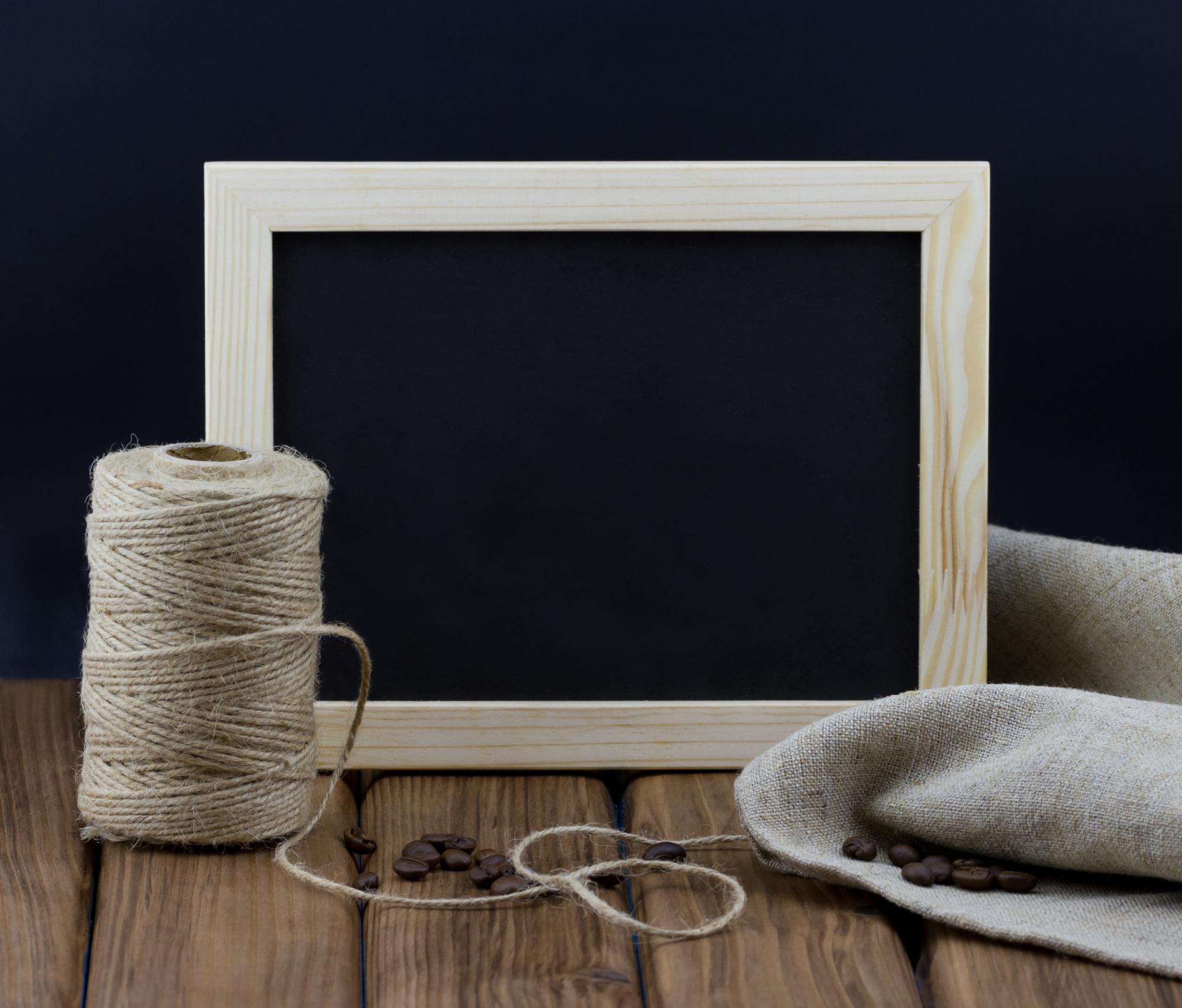 Atelier Arbeitsplatz mit Stickrahmen und Garnrollen